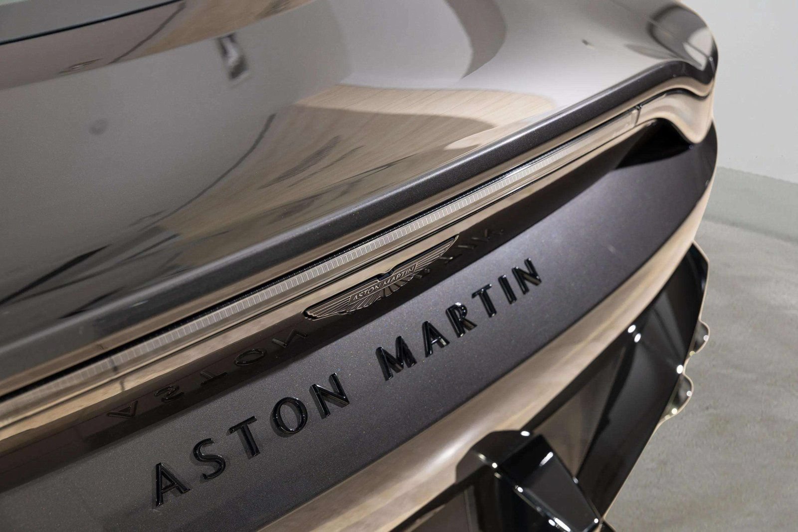 Used 2025 Aston Martin V8 Vantage Coupe RWD image 39