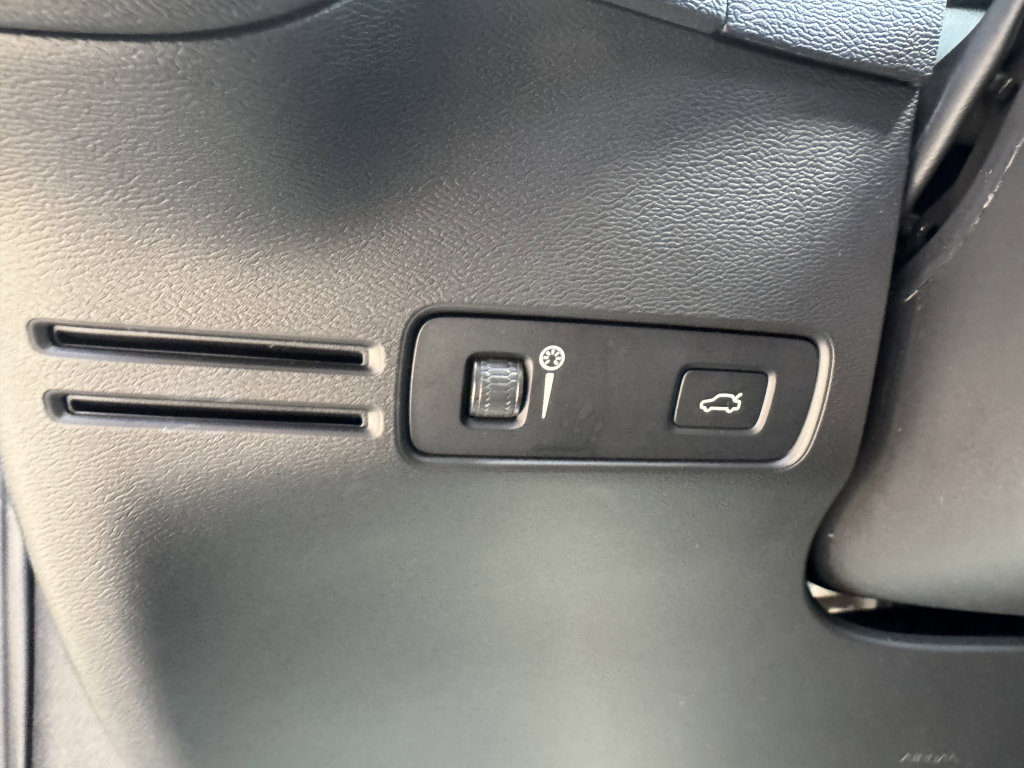 Used 2022 Volvo C40 P8 Recharge Ultimate image 26