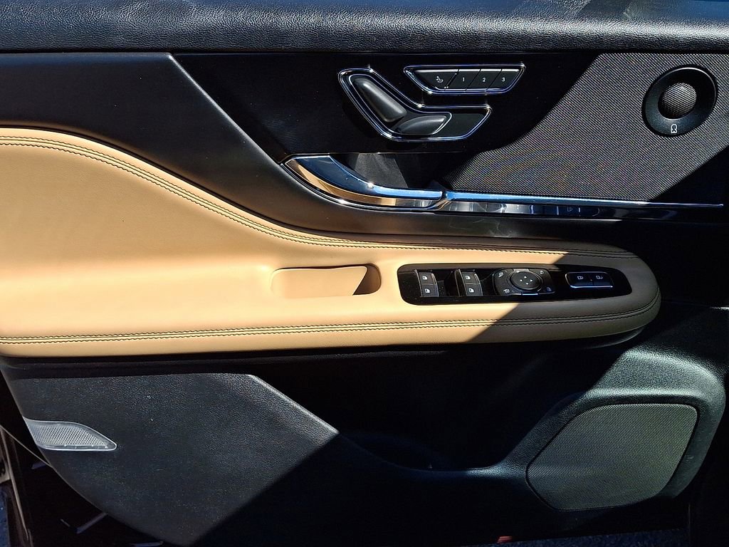 Used 2020 Lincoln Corsair Reserve image 12