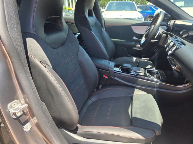 Used 2023 Mercedes-Benz CLA 250 image 21