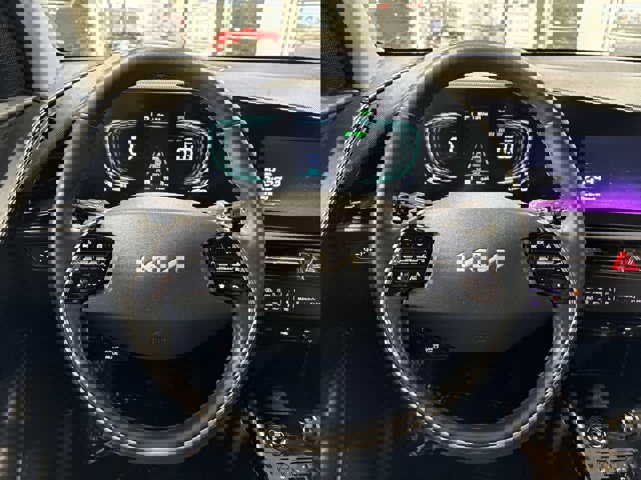 Used 2023 Kia Niro EX image 14