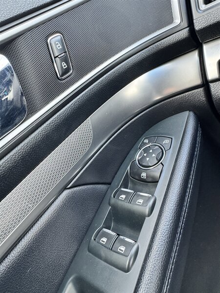 Used 2018 Ford Explorer XLT AWD/4WD image 16