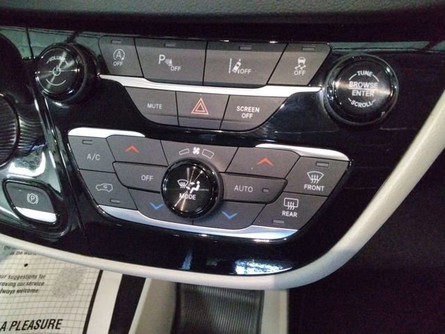 Used 2024 Chrysler Pacifica Touring-L image 31