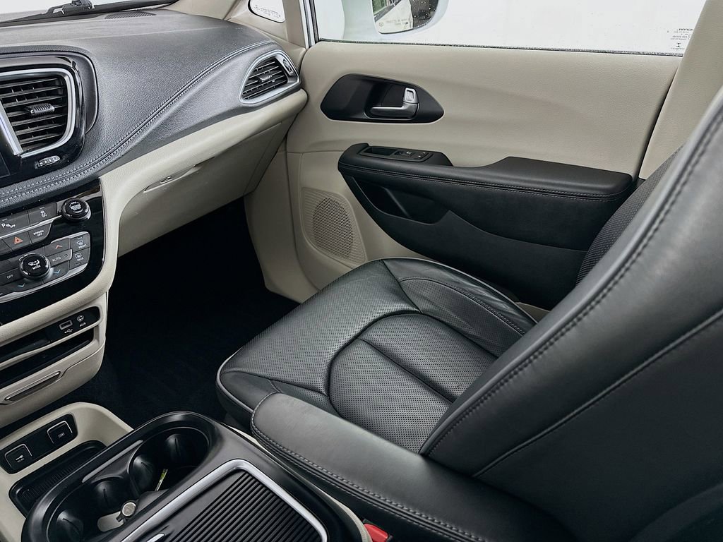 Certified 2020 Chrysler Pacifica Limited image 32