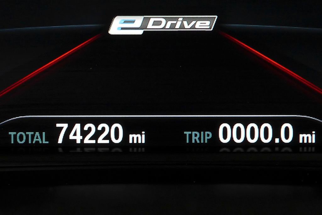 Used 2019 BMW 530e w/ Premium Package image 32
