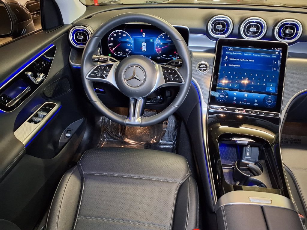 Used 2025 Mercedes-Benz GLC 300 4MATIC image 14