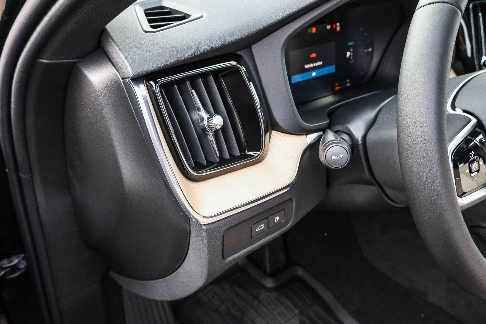 New 2026 Volvo XC60 T8 Plus w/ Protection Package Premier image 32