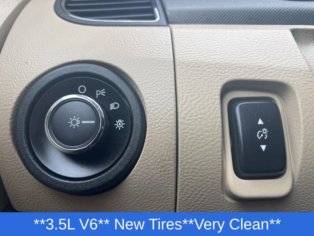Used 2016 Ford Taurus SE FWD image 14