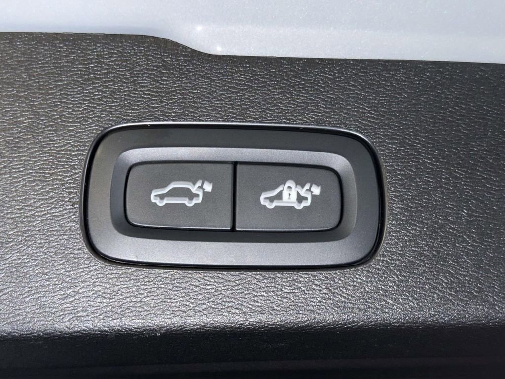Used 2024 Volvo V60 B5 Cross Country Plus w/ Protection Package Premier AWD/4WD image 18