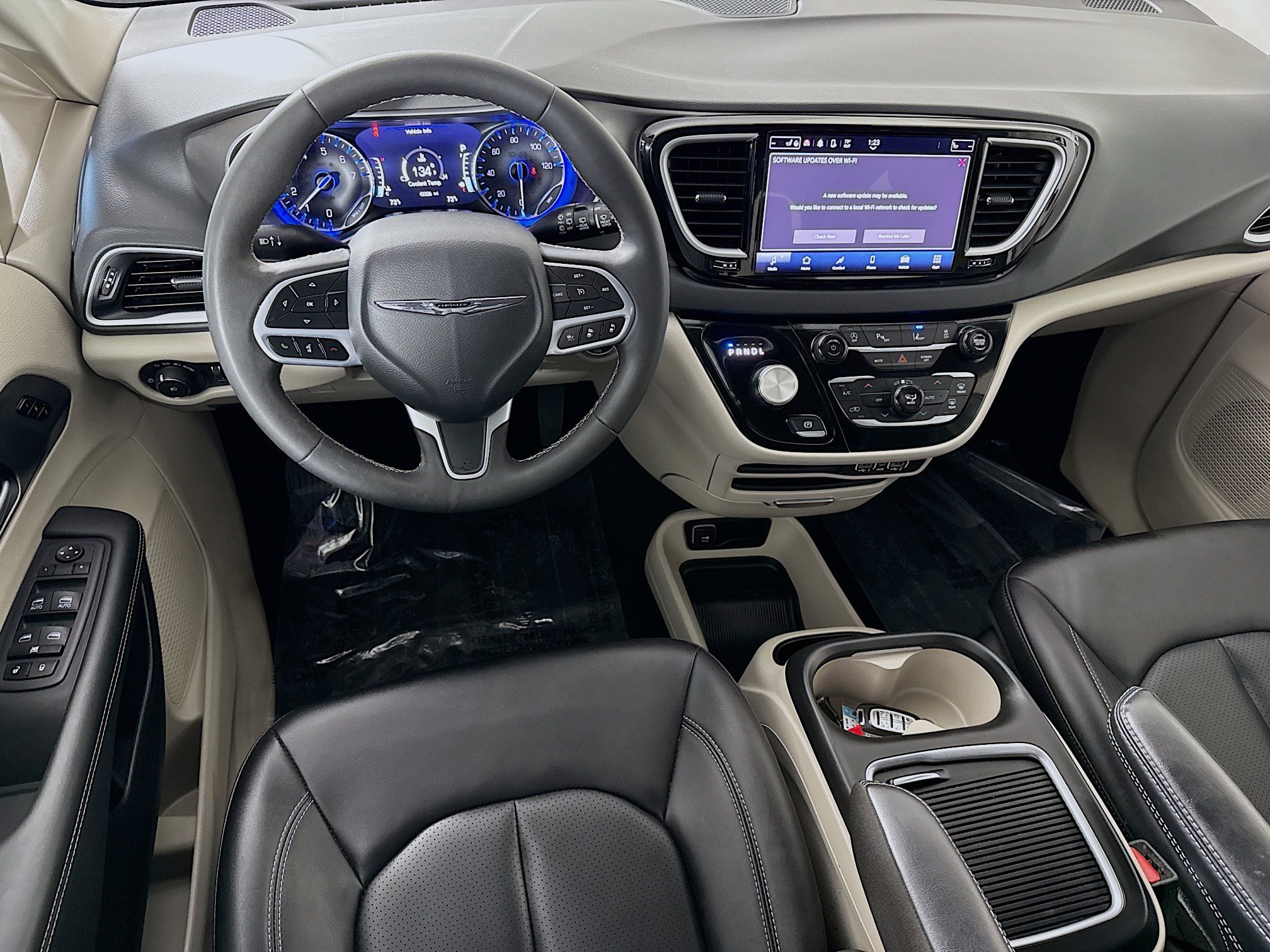 Used 2024 Chrysler Pacifica Touring-L FWD image 17