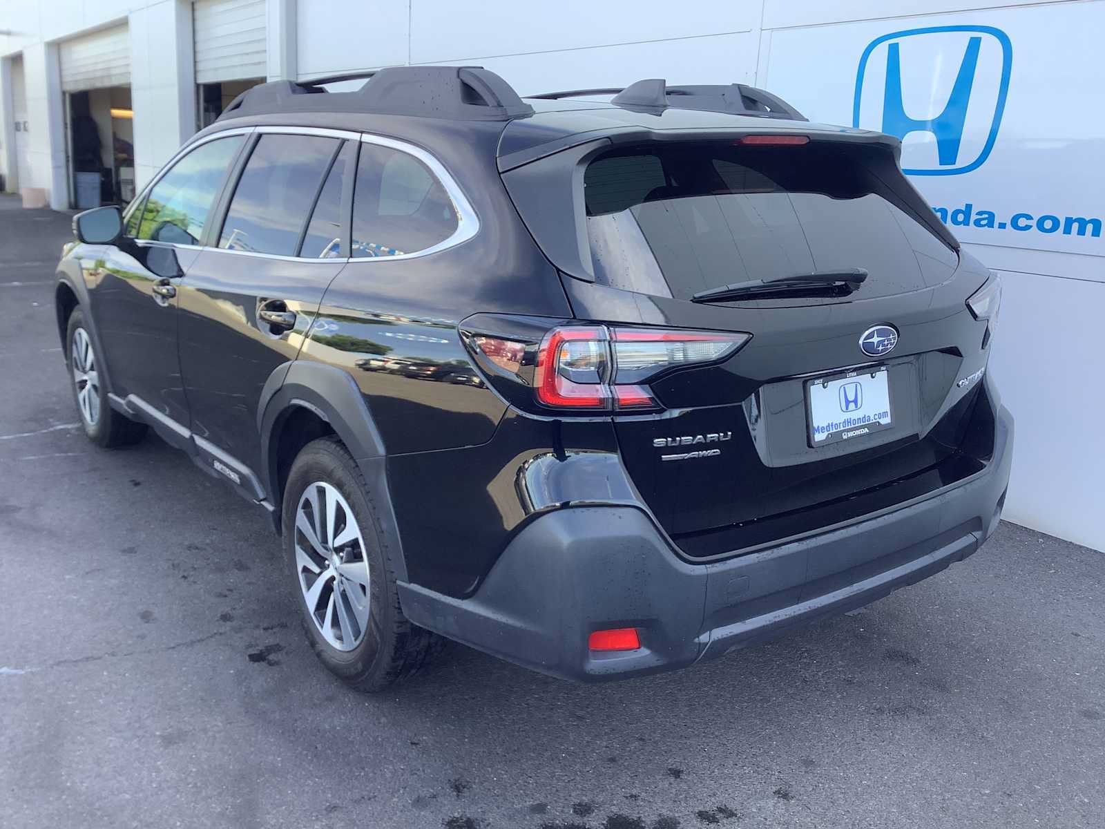 Used 2023 Subaru Outback Premium AWD/4WD image 4