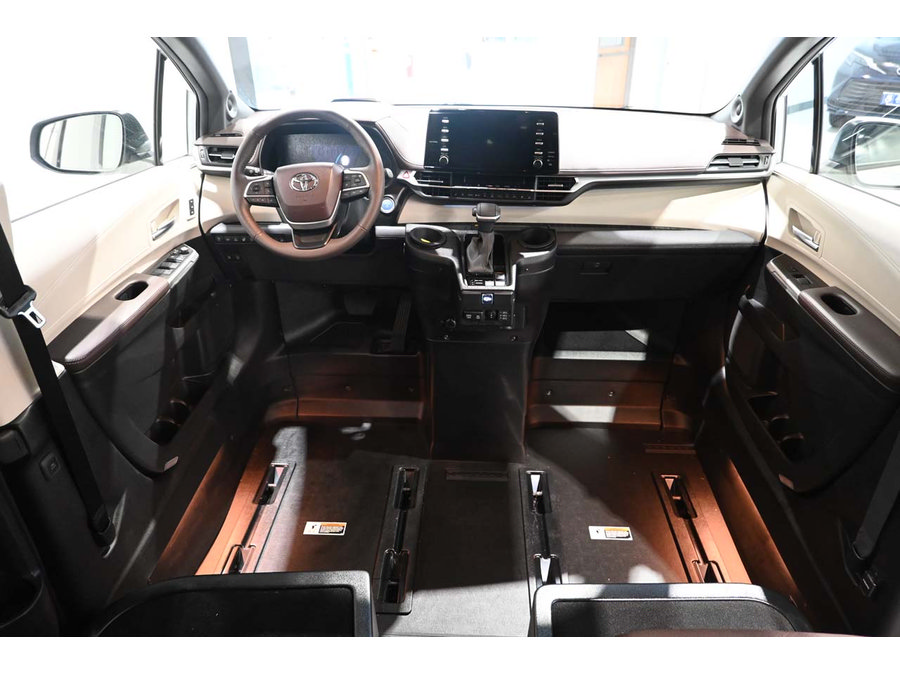 Used 2024 Toyota Sienna Platinum FWD image 24