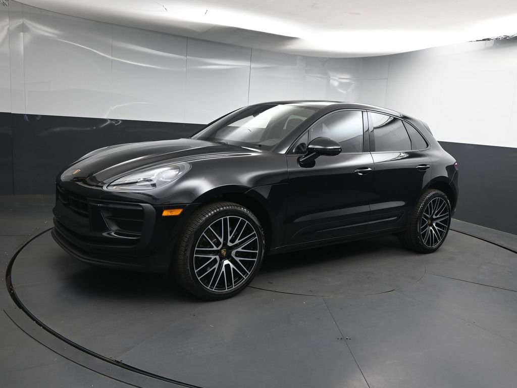 Certified 2025 Porsche Macan image 4