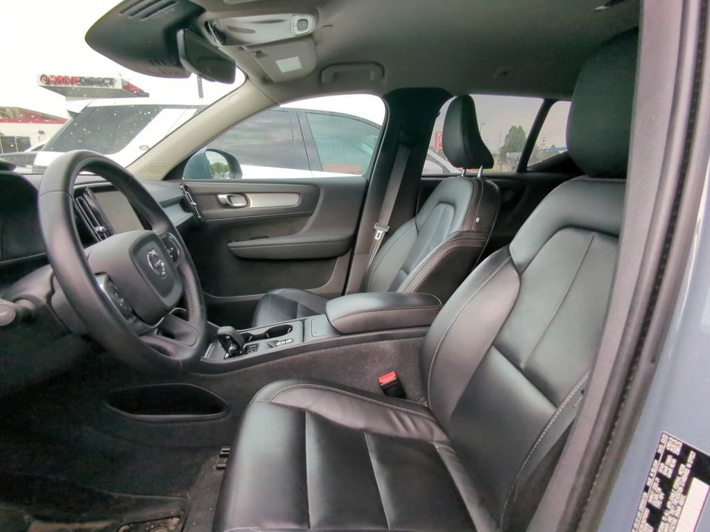 Used 2022 Volvo XC40 T4 Momentum FWD image 6