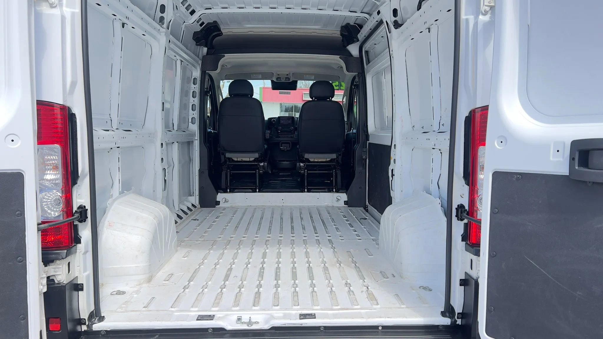 Used 2025 RAM ProMaster 2500 w/ Convenience Group FWD image 15