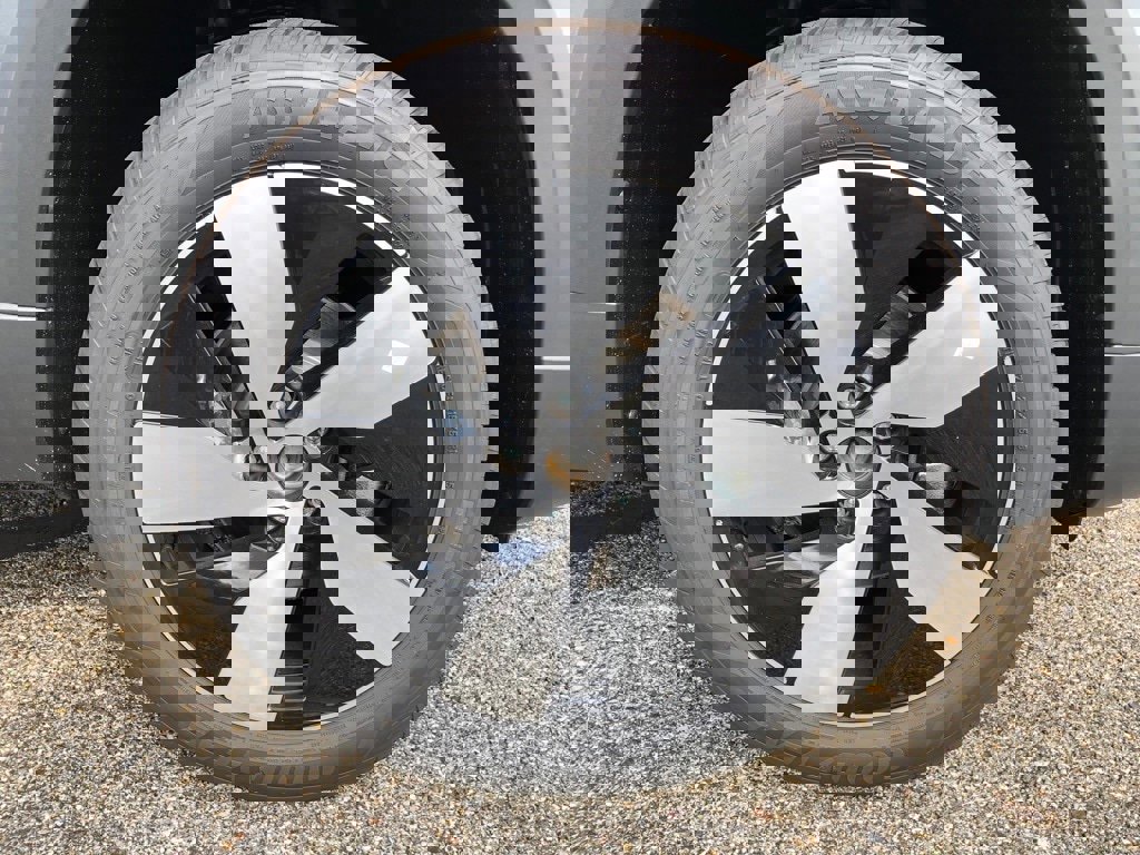 New 2025 Volkswagen Taos S image 9