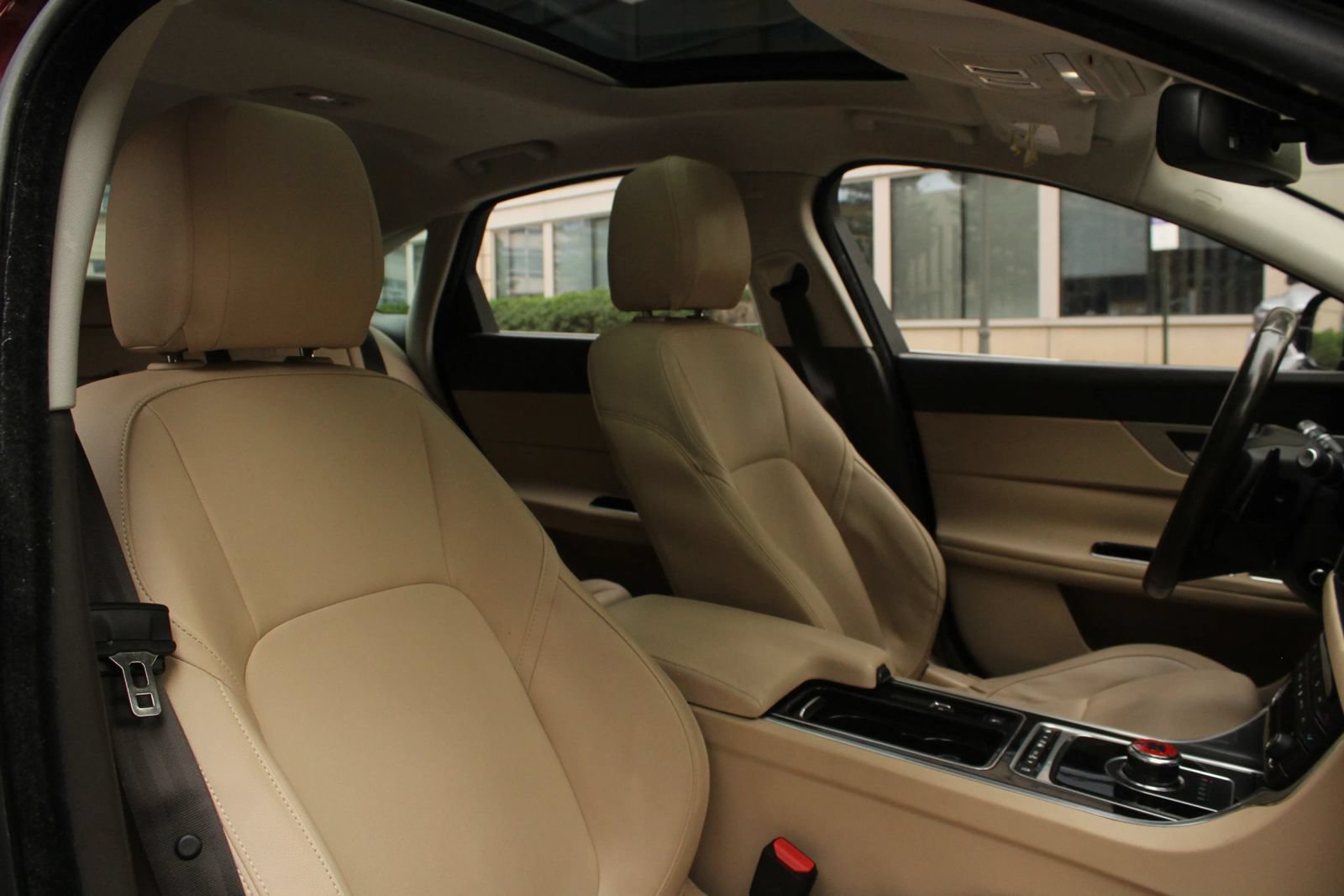 Used 2017 Jaguar XF Premium RWD image 27