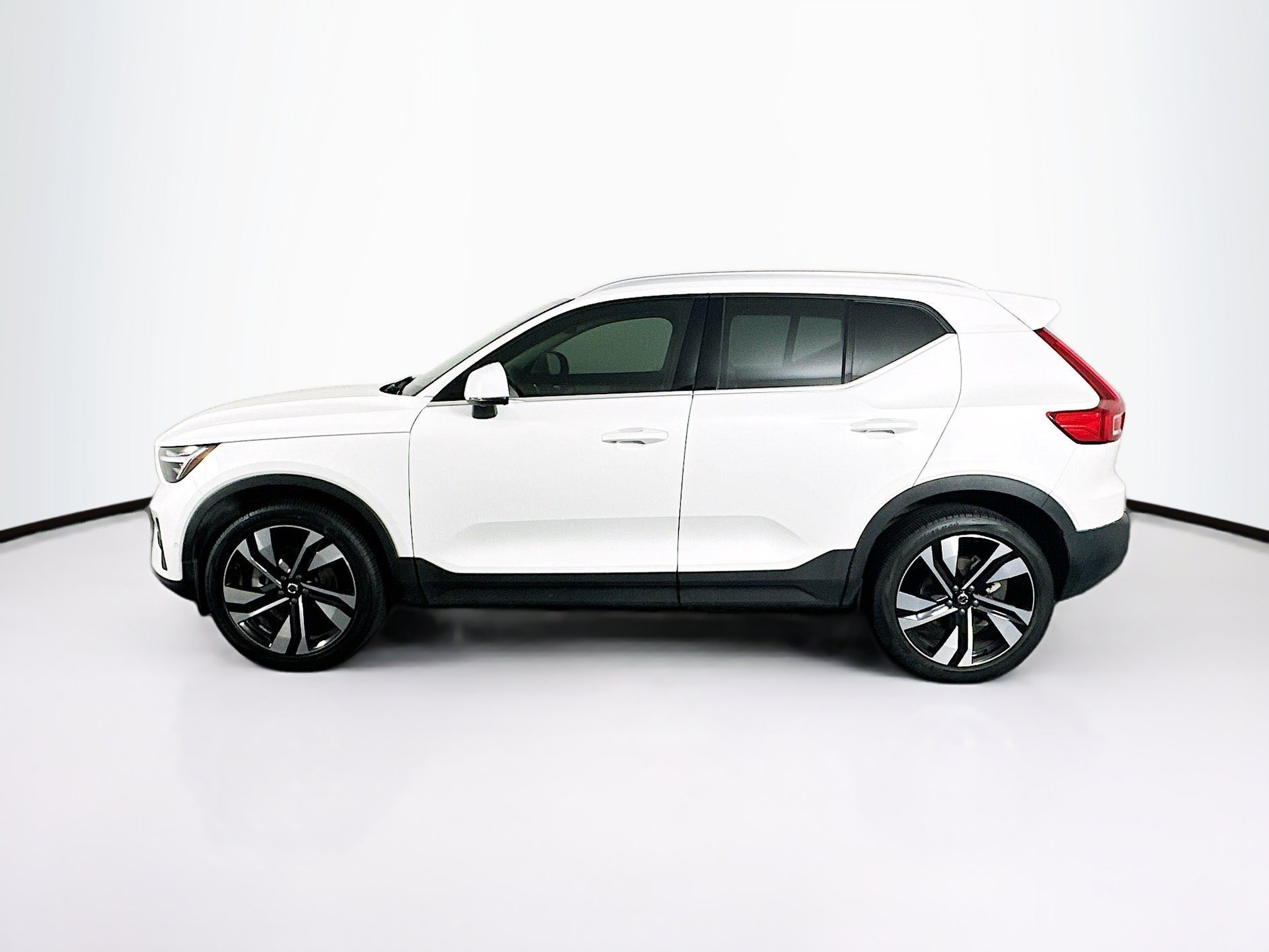Used 2024 Volvo XC40 B5 Plus w/ Climate Package AWD/4WD image 4