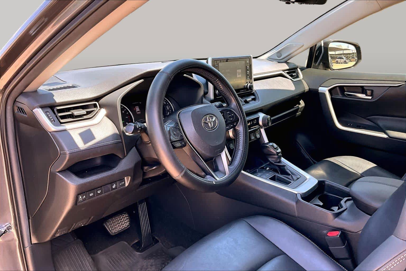 Used 2020 Toyota RAV4 XLE Premium FWD image 17