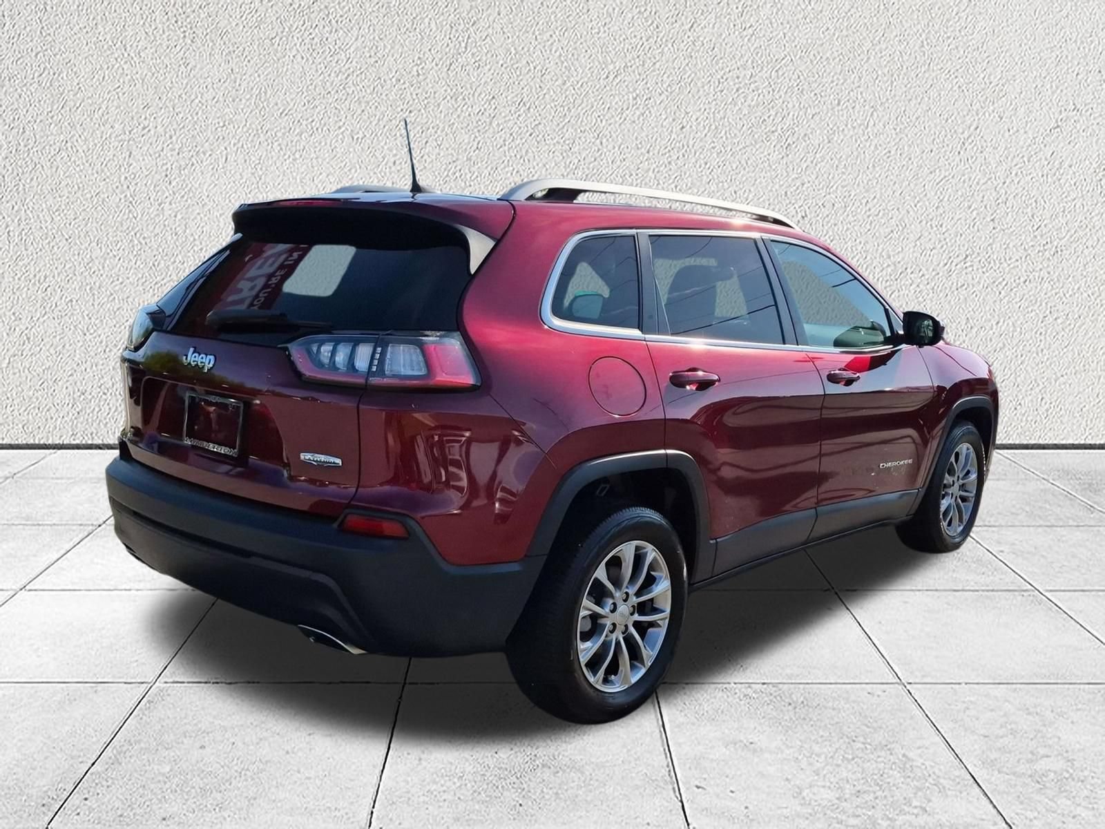 Used 2019 Jeep Cherokee Latitude Plus w/ Comfort/Convenience Group FWD image 3
