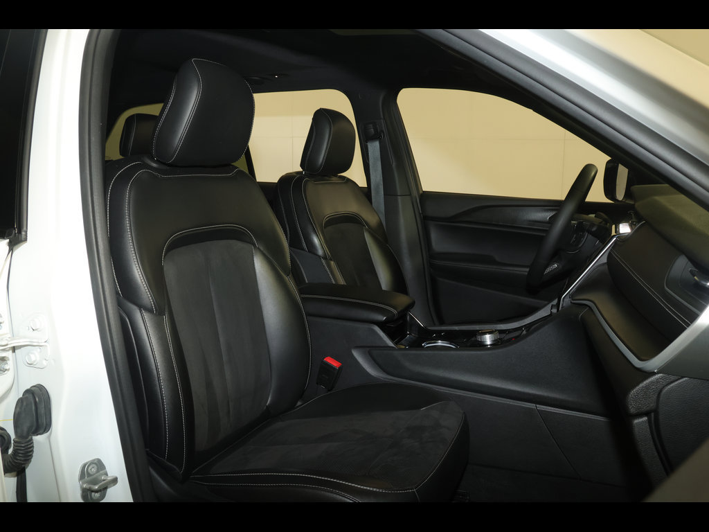 Used 2023 Jeep Grand Cherokee Altitude AWD/4WD image 29