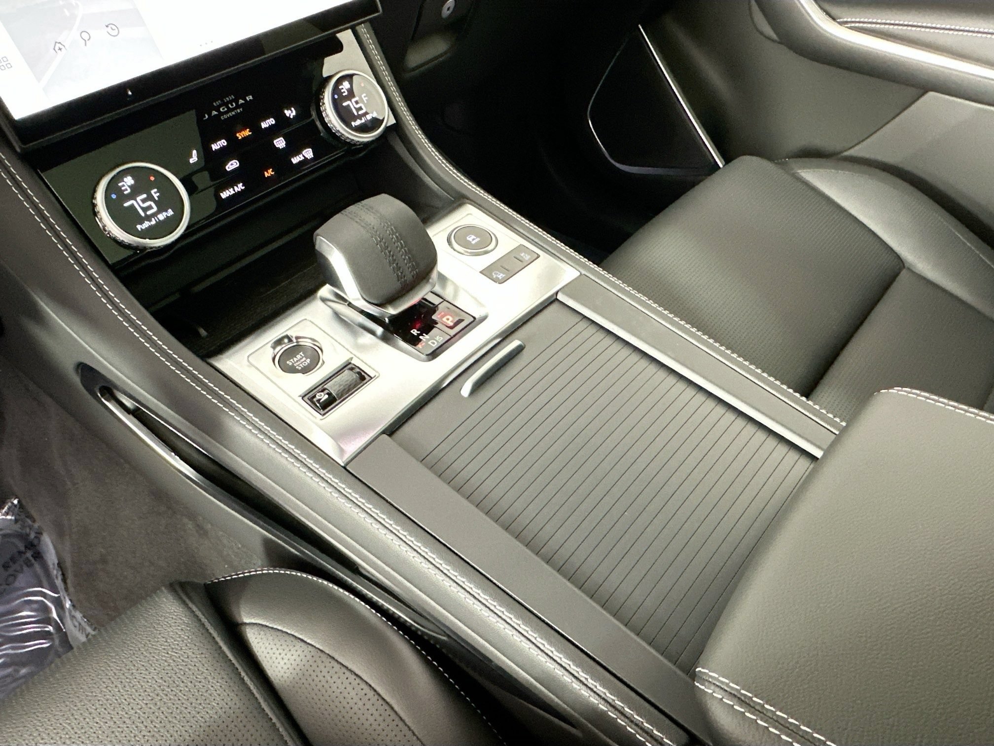 Certified 2026 Jaguar F-PACE R-Dynamic S AWD/4WD image 13