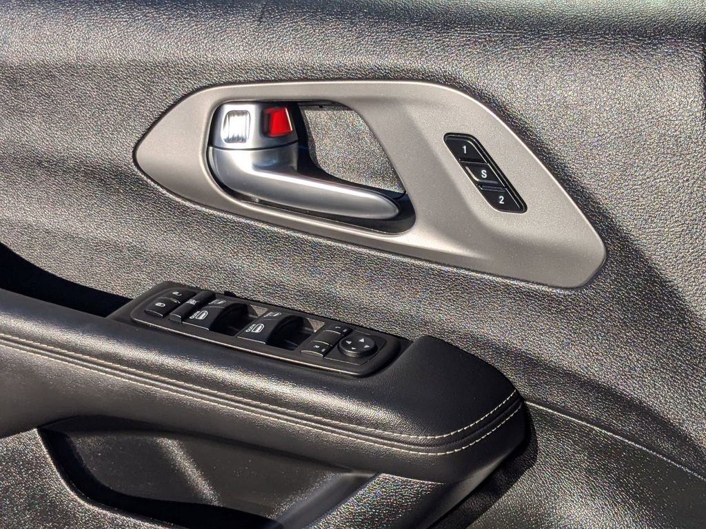 Used 2025 Chrysler Pacifica Select image 17