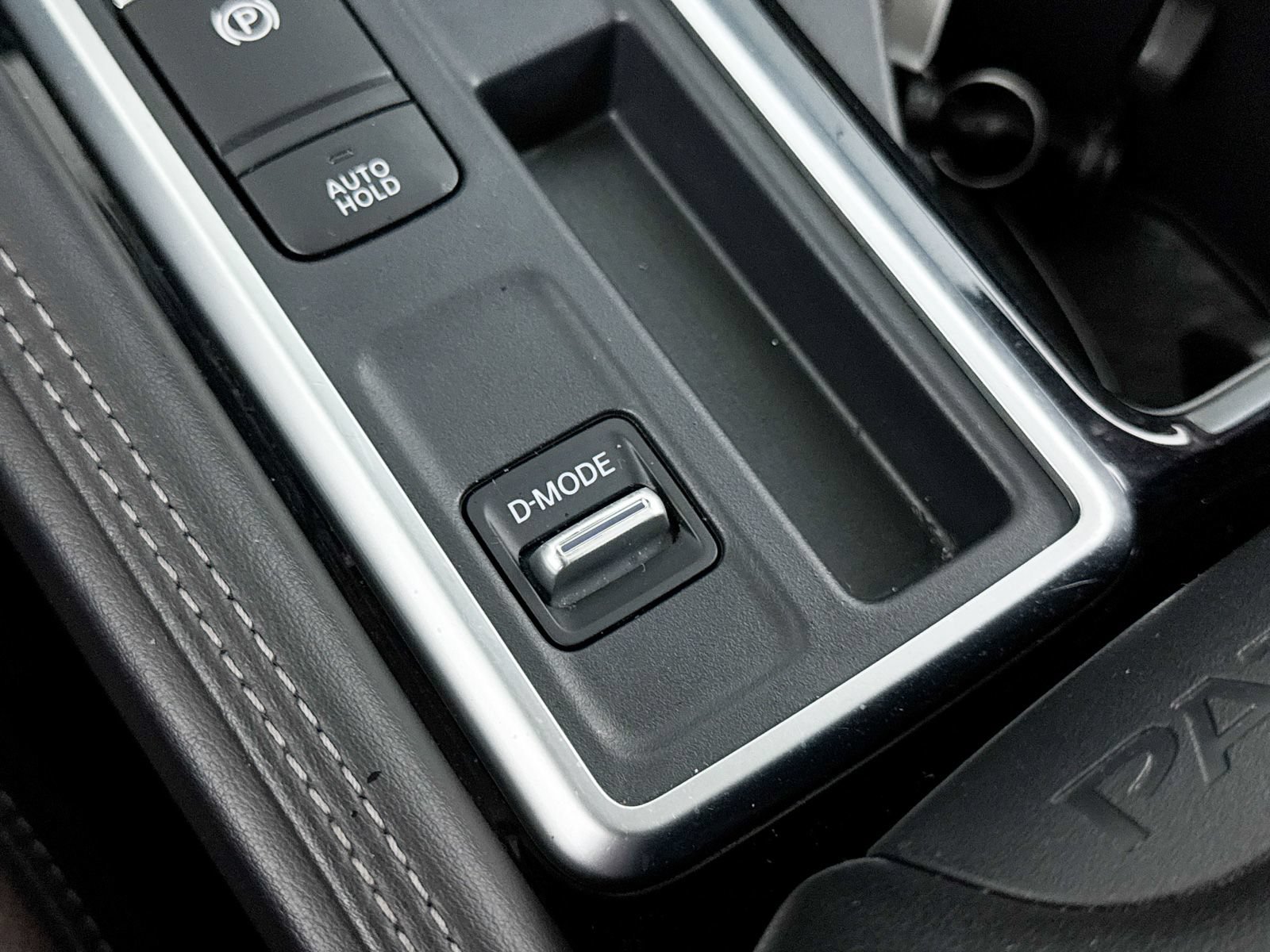 Used 2024 Nissan Pathfinder Platinum FWD image 11