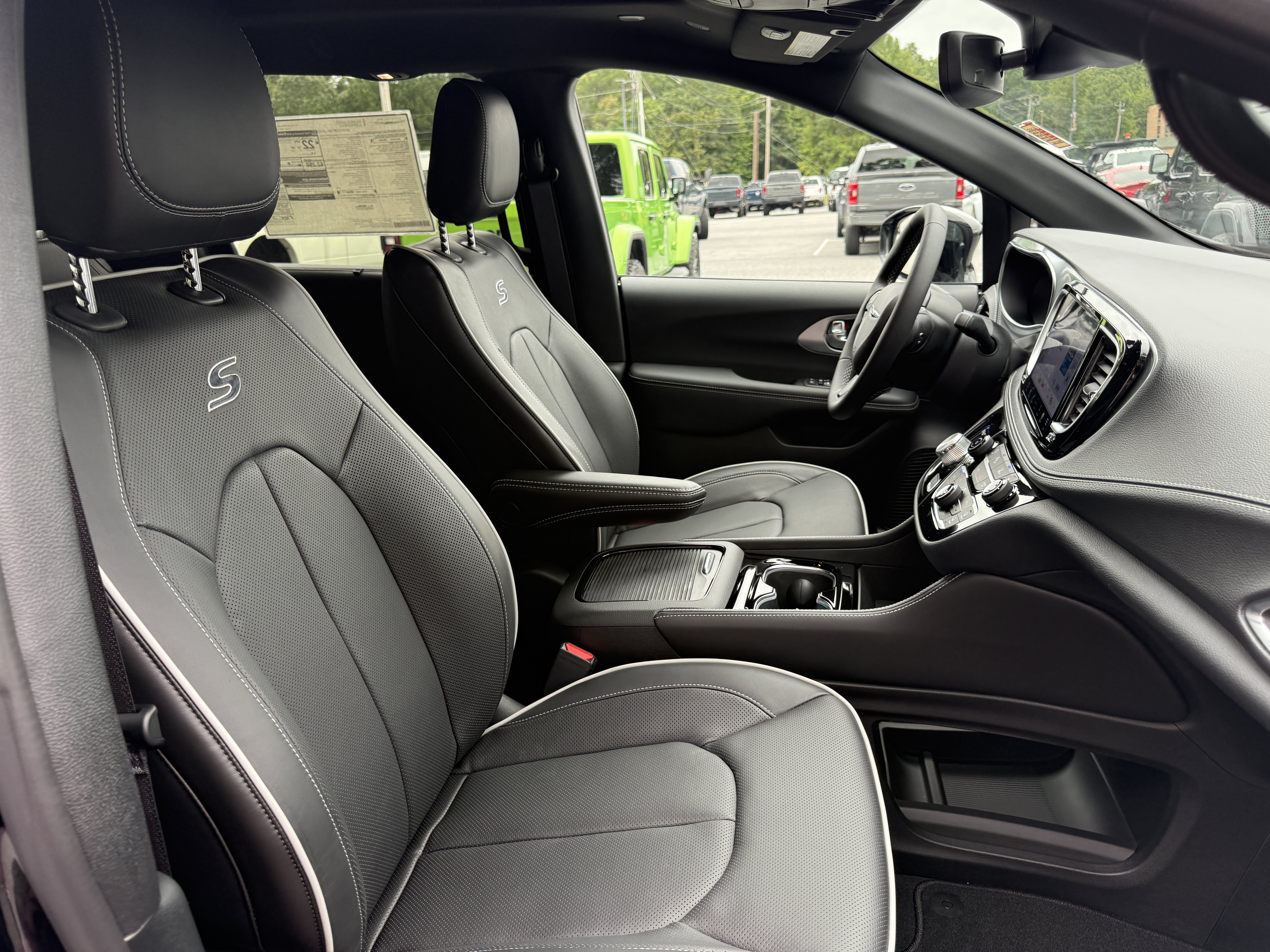 New 2026 Chrysler Pacifica Limited w/ S Appearance Package FWD image 14