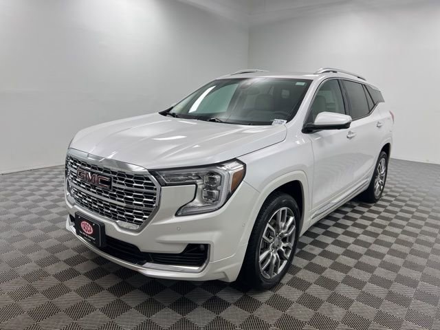 Used 2024 GMC Terrain Denali w/ Denali Premium Package image 2