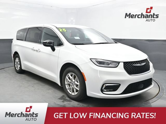 Used 2025 Chrysler Pacifica Select