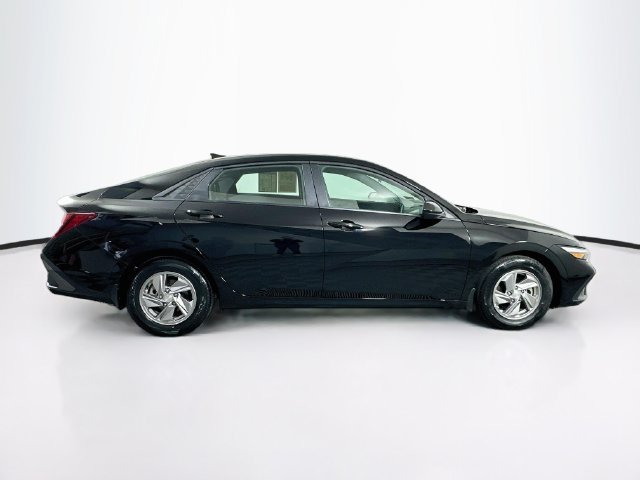 Certified 2025 Hyundai Elantra SE FWD image 10