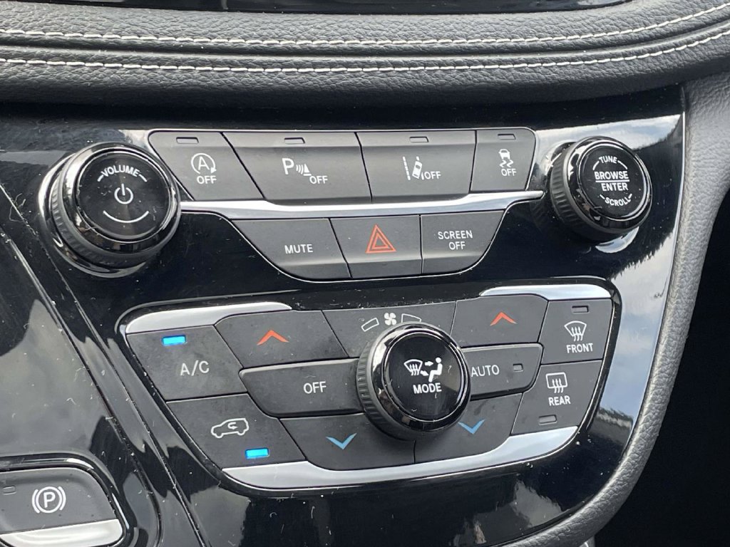 Certified 2025 Chrysler Pacifica Limited FWD image 43