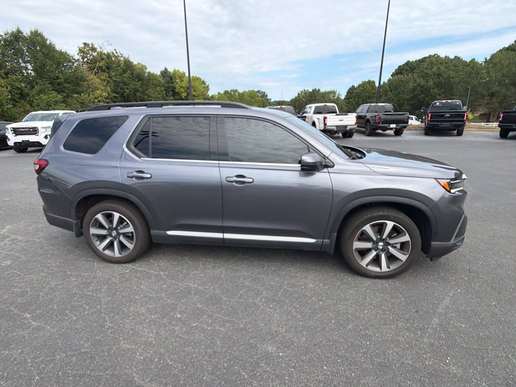 Used 2025 Honda Pilot Touring image 10