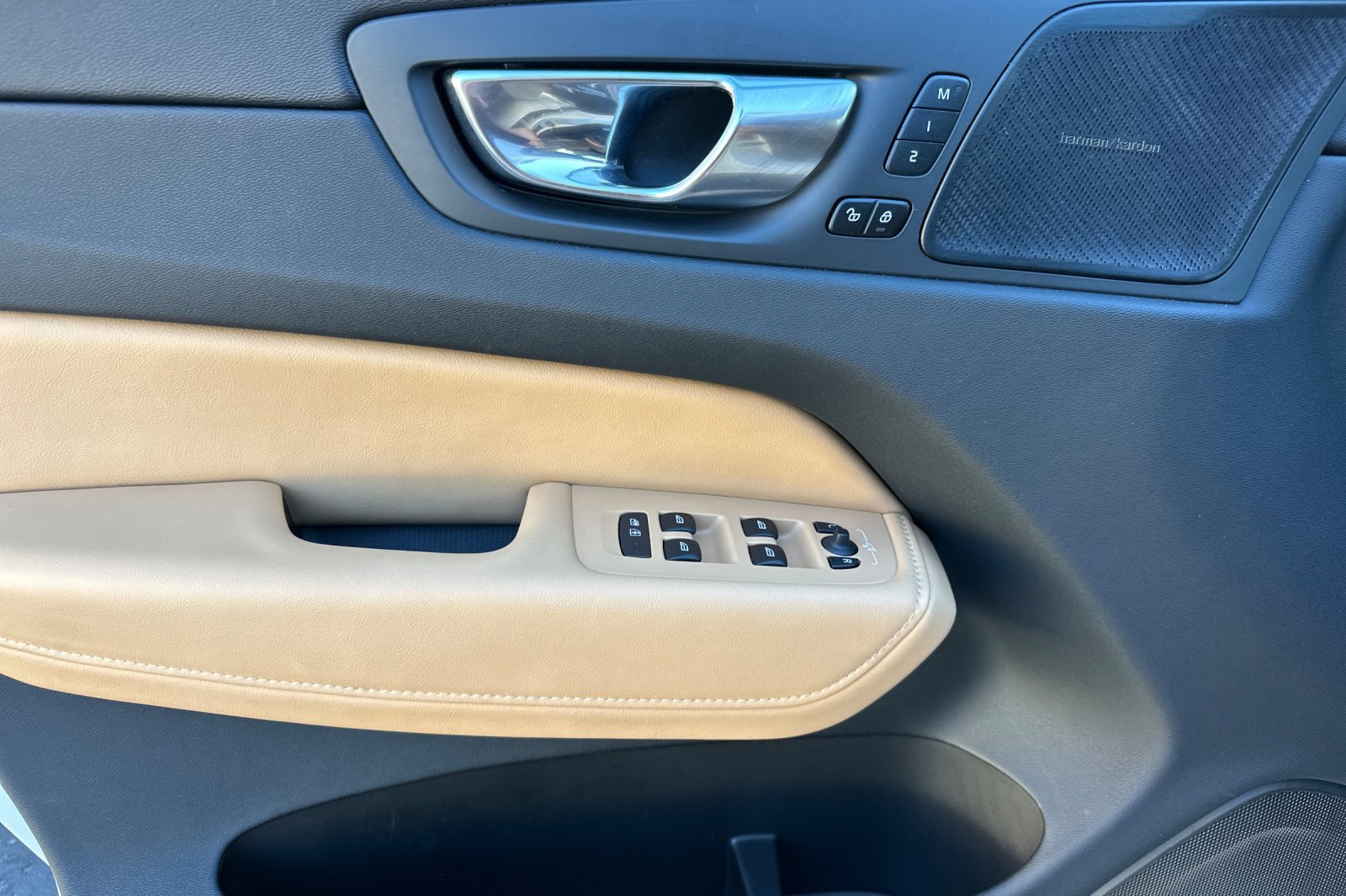 Certified 2023 Volvo XC60 B5 Ultimate w/ Climate Package image 12