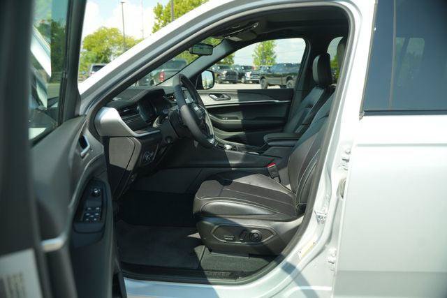 Certified 2025 Jeep Grand Cherokee Limited w/ Luxury Tech Group II AWD/4WD image 14