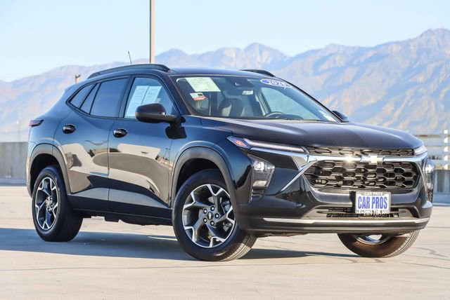 Used 2025 Chevrolet Trax LT w/ LT Convenience Package image 2