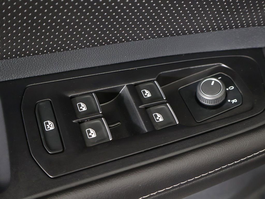 Used 2025 Volkswagen Atlas SE image 40