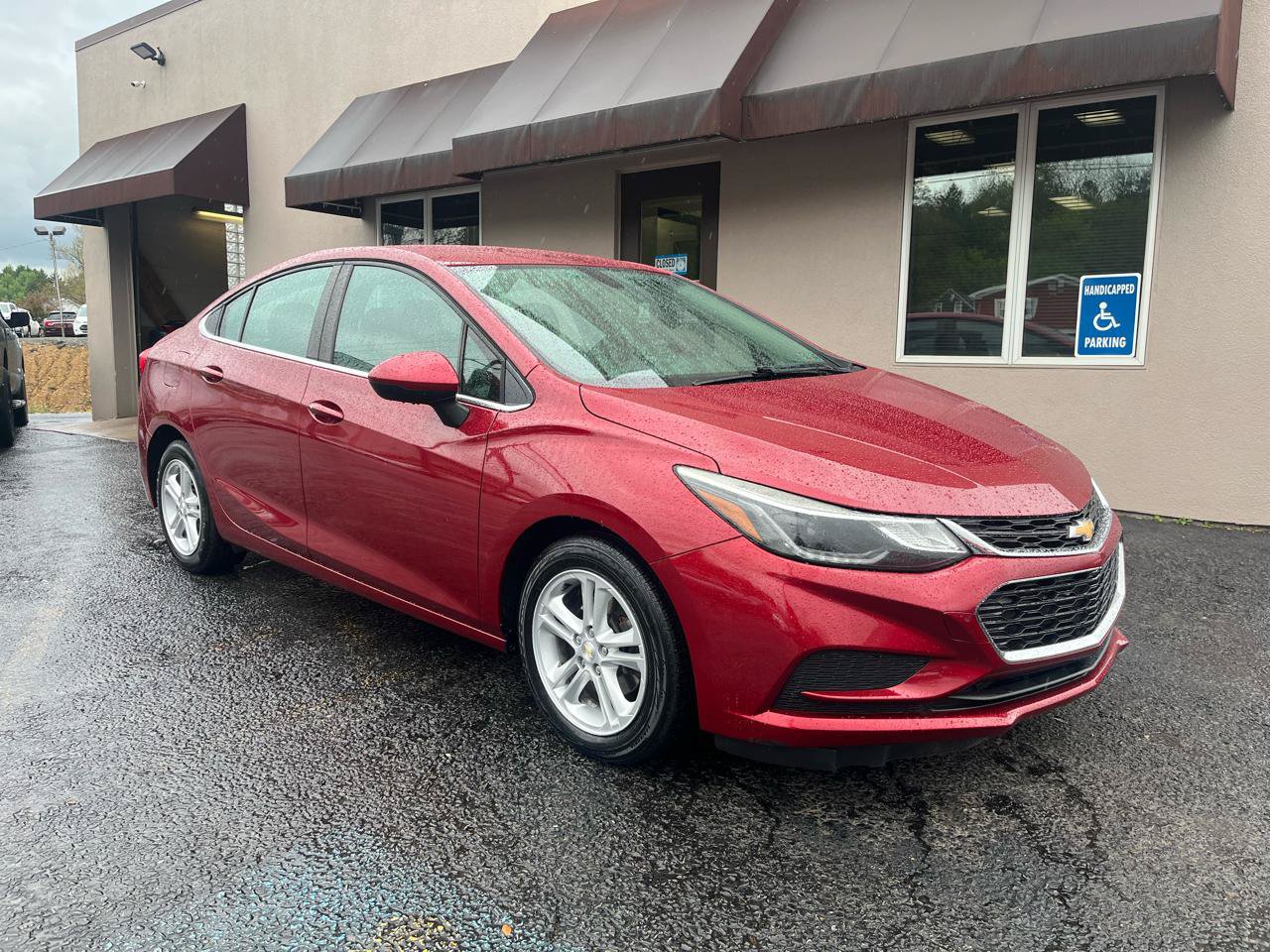 Used 2018 Chevrolet Cruze LT w/ Convenience Package FWD image 3