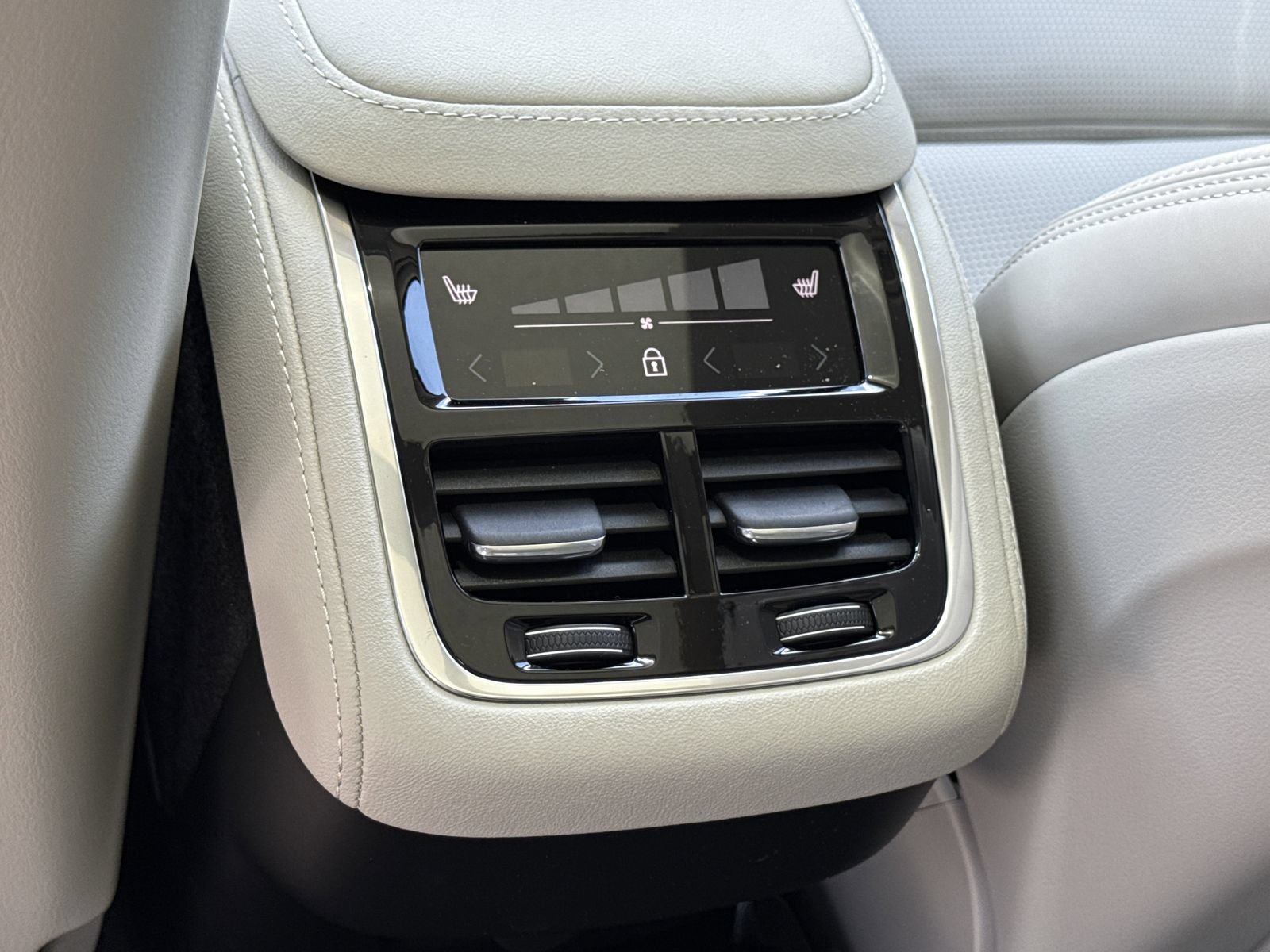 New 2026 Volvo XC90 B5 Ultra w/ Protection Package Premier AWD/4WD image 17