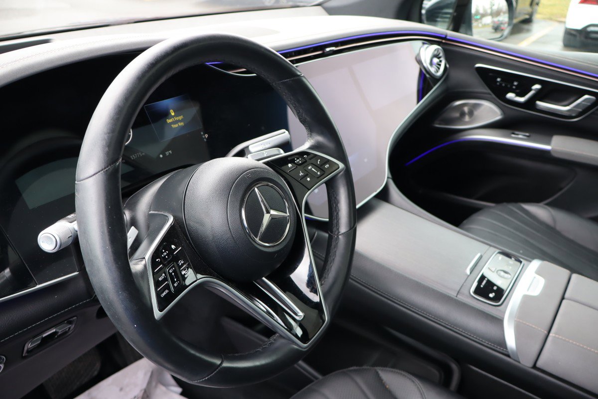 Used 2023 Mercedes-Benz EQS 580 4MATIC SUV w/ Exclusive Trim Package image 9
