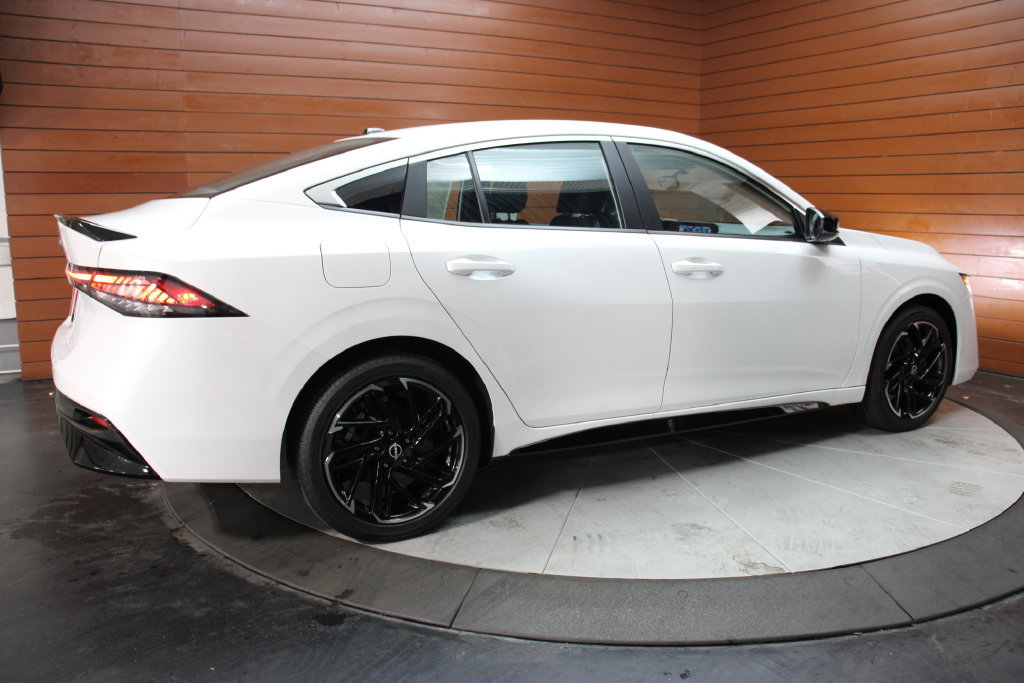 New 2027 Nissan Sentra SR w/ Floor Mat Package FWD image 5