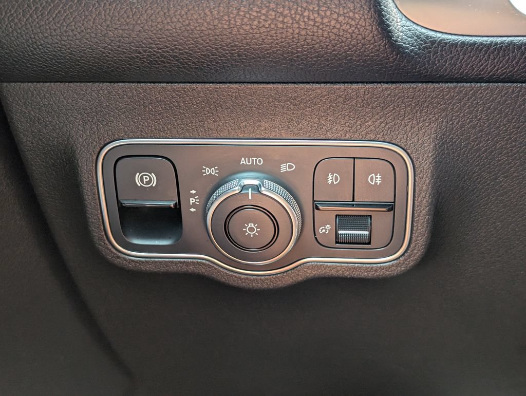Used 2021 Mercedes-Benz GLB 250 w/ Premium Package image 21