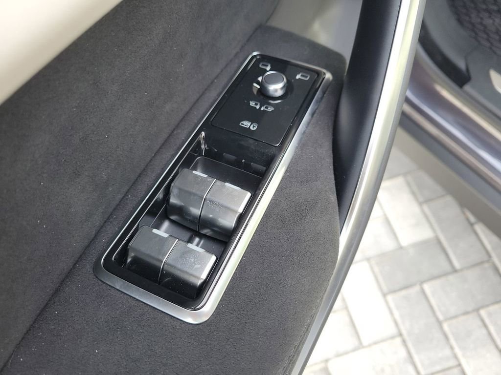 Used 2025 Jaguar F-PACE SVR image 24