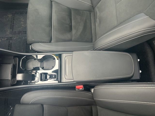 Certified 2025 Volvo XC40 B5 Plus image 26