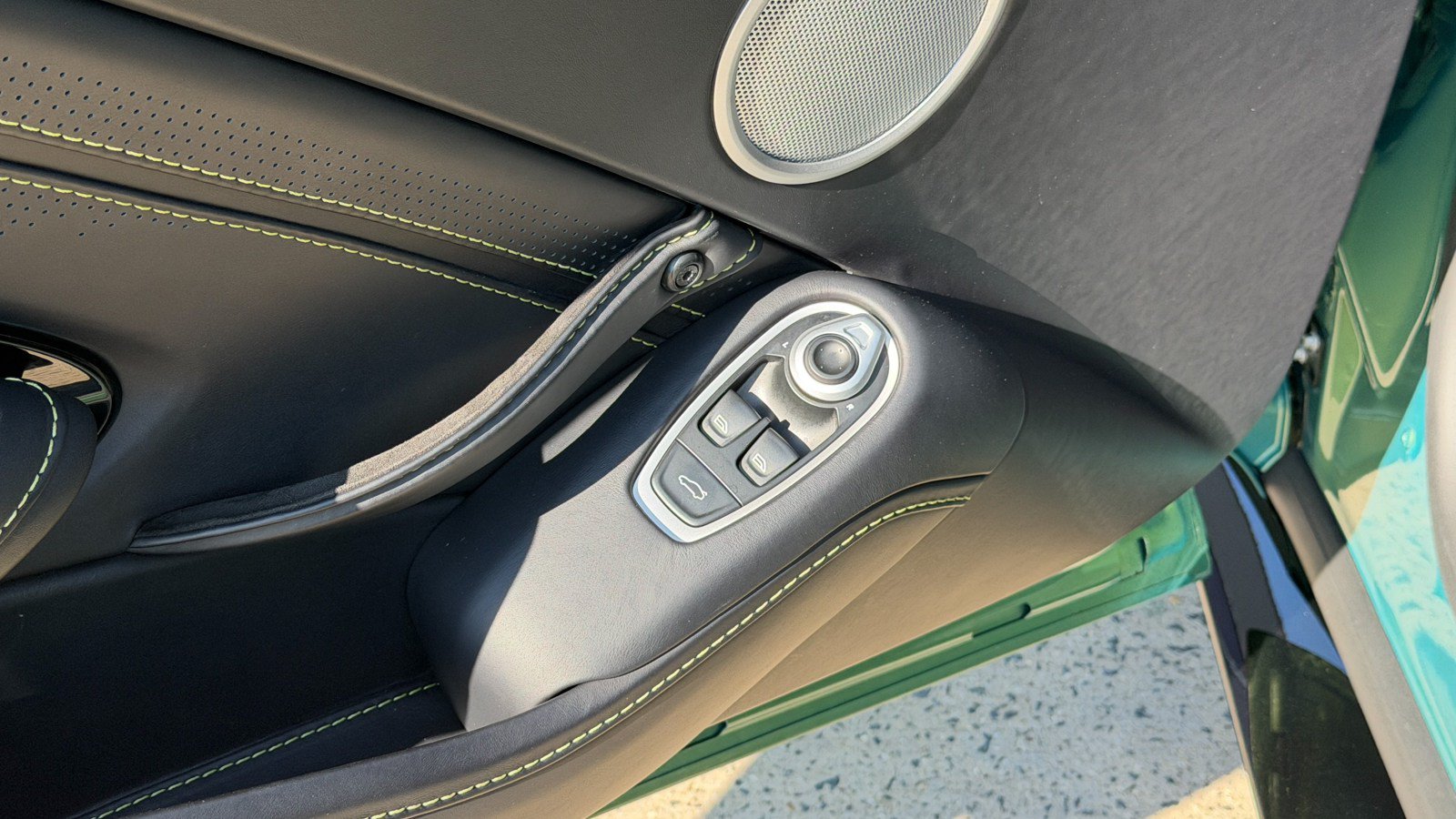 Used 2023 Aston Martin V8 Vantage Coupe RWD image 22