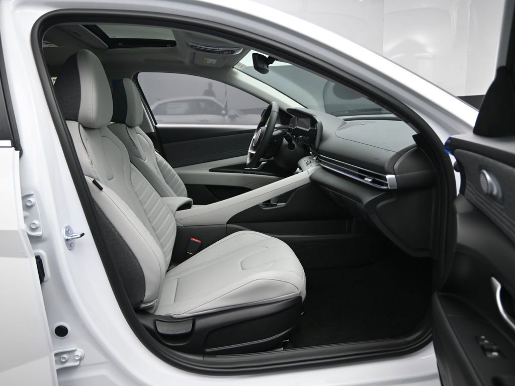 New 2025 Hyundai Elantra Limited image 32