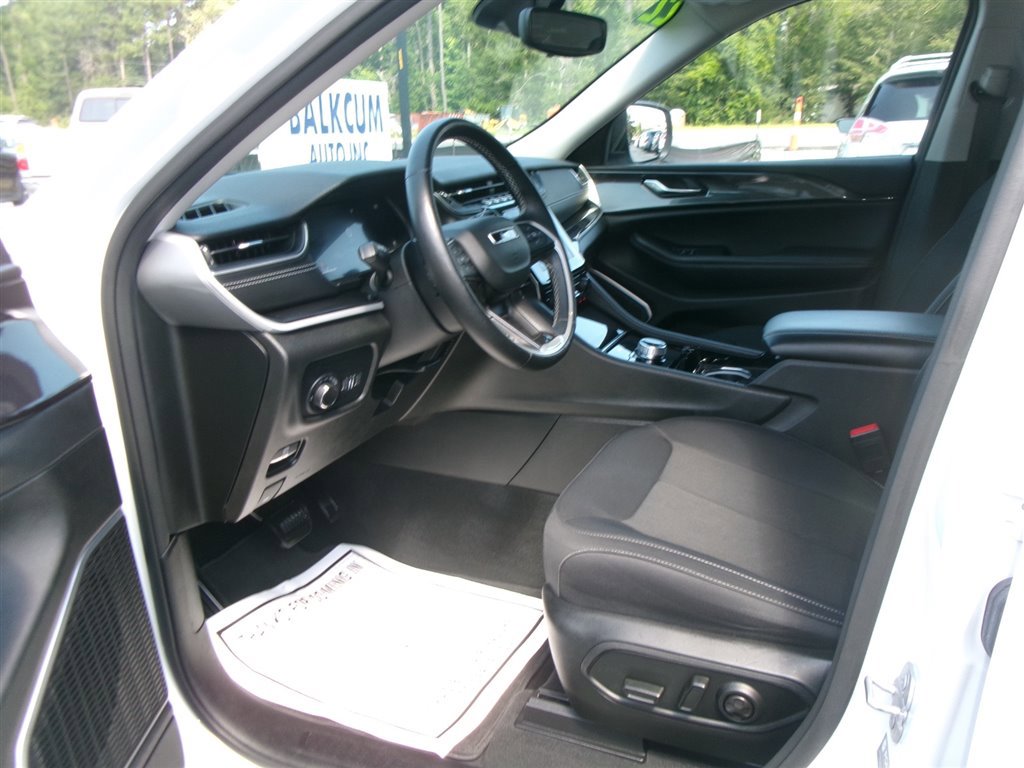 Used 2022 Jeep Grand Cherokee Laredo w/ Luxury Tech Group I image 14