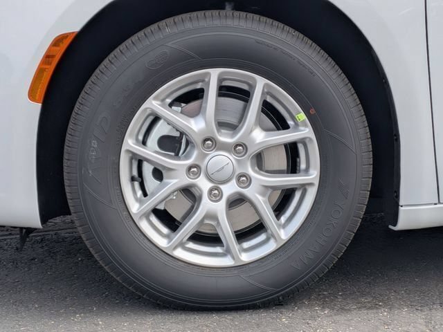 New 2027 Chrysler Pacifica Select FWD image 10