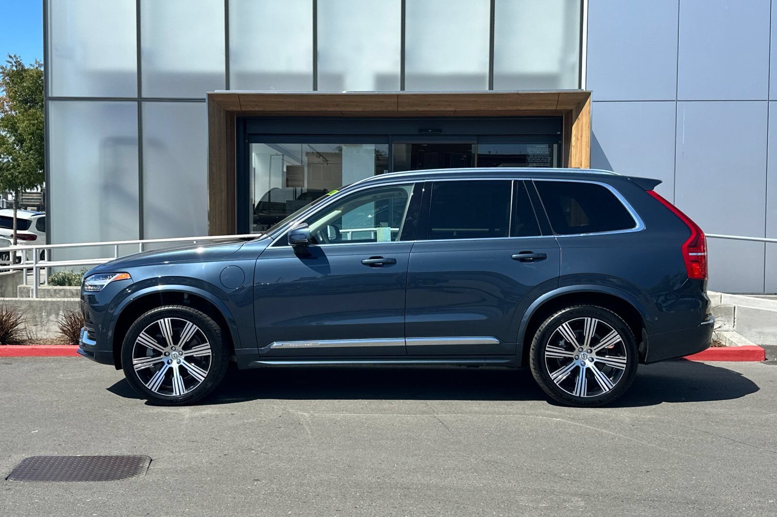 Certified 2024 Volvo XC90 T8 Plus w/ Protection Package Premier AWD/4WD image 6